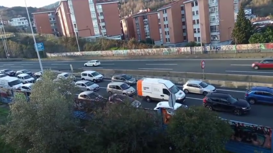Un accidente en la BI-10 colapsa el tráfico en Bilbao con cuatro kilómetros de retenciones