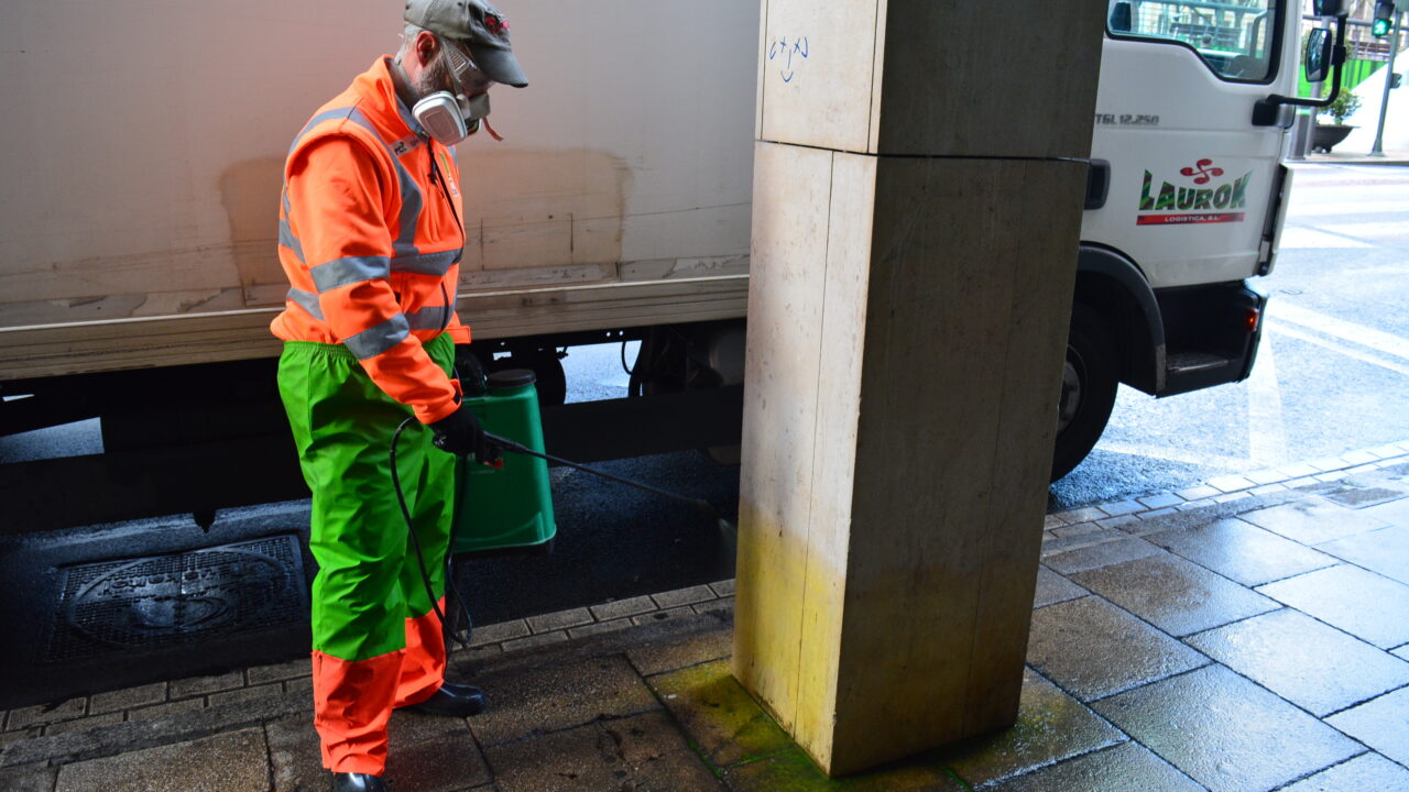 Sestao actúa contra los orines de perros con limpieza a presión y productos repelentes