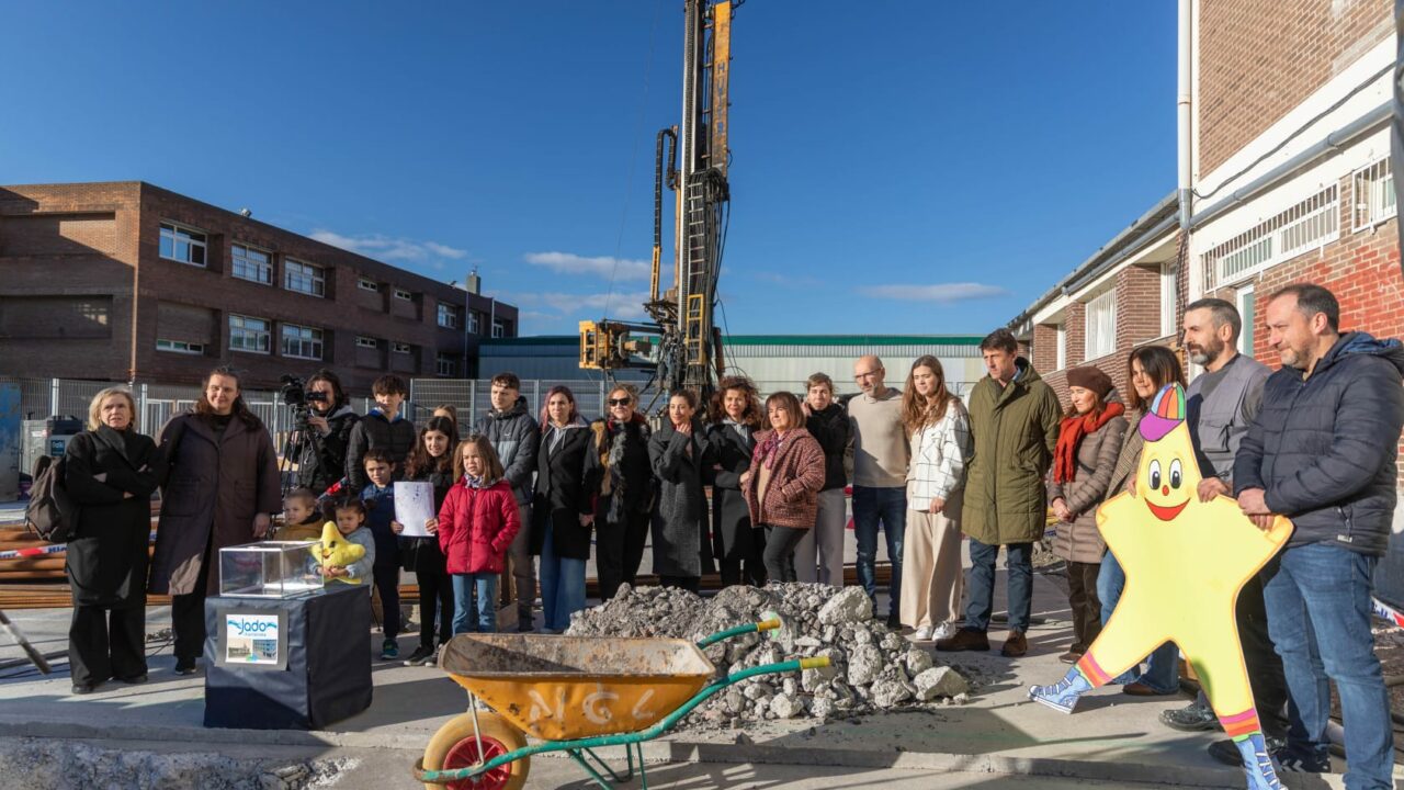 JADO Ikastetxea coloca la primera piedra de su nuevo edificio educativo en Erandio