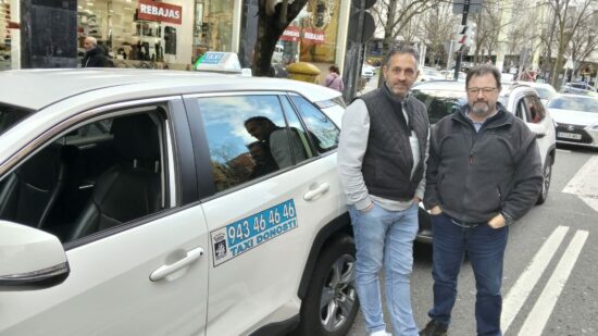 Raúl y Eduardo, taxistas de Donostia, apoyan la protesta en Bilbao contra las VTC: “No les controla nadie y hacen servicios urbanos”