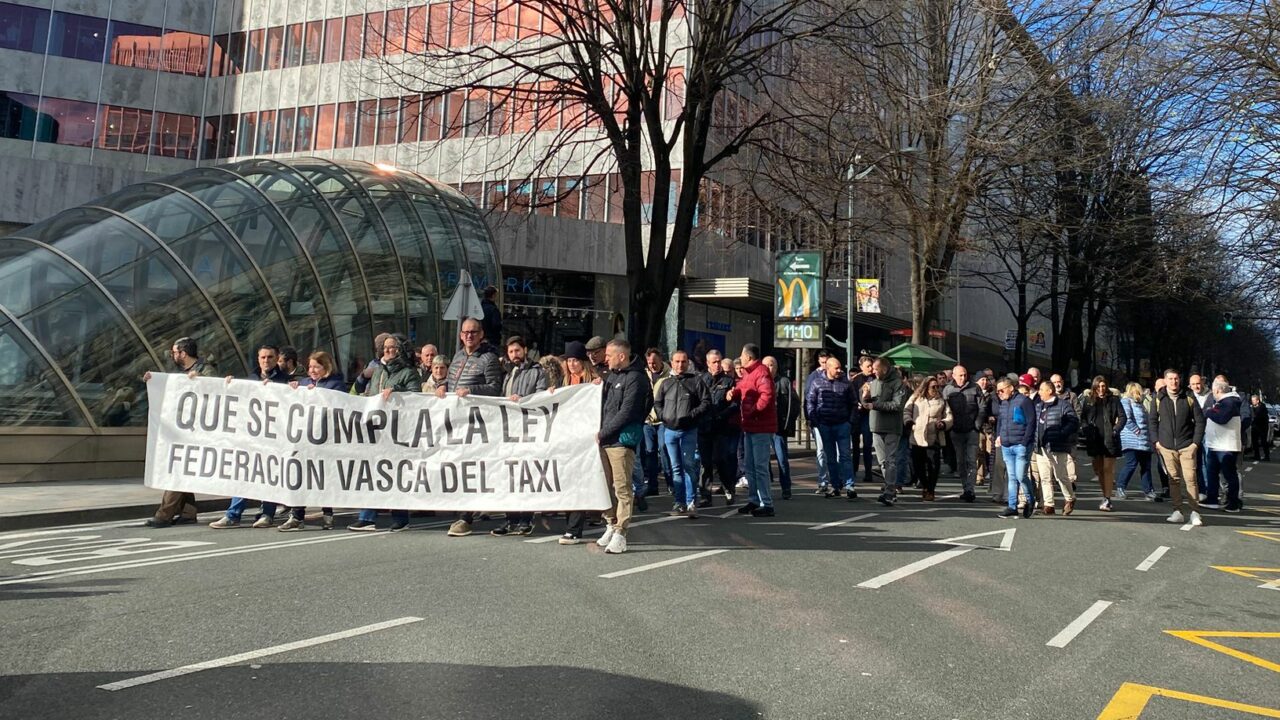 Cientos de taxistas se movilizan contra lo que consideran abusos y una nula inspección por parte de los VTC