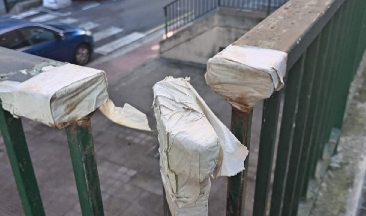 Vecinos de Sarrikue denuncian el mal estado de las barandillas del barrio
