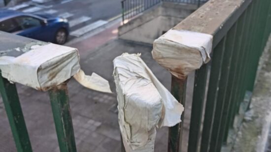 Vecinos de Sarrikue denuncian el mal estado de las barandillas del barrio