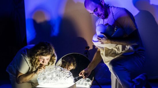 Así puedes descubrir el teatro sensorial con tu bebé: un viaje de luz, agua y sonidos
