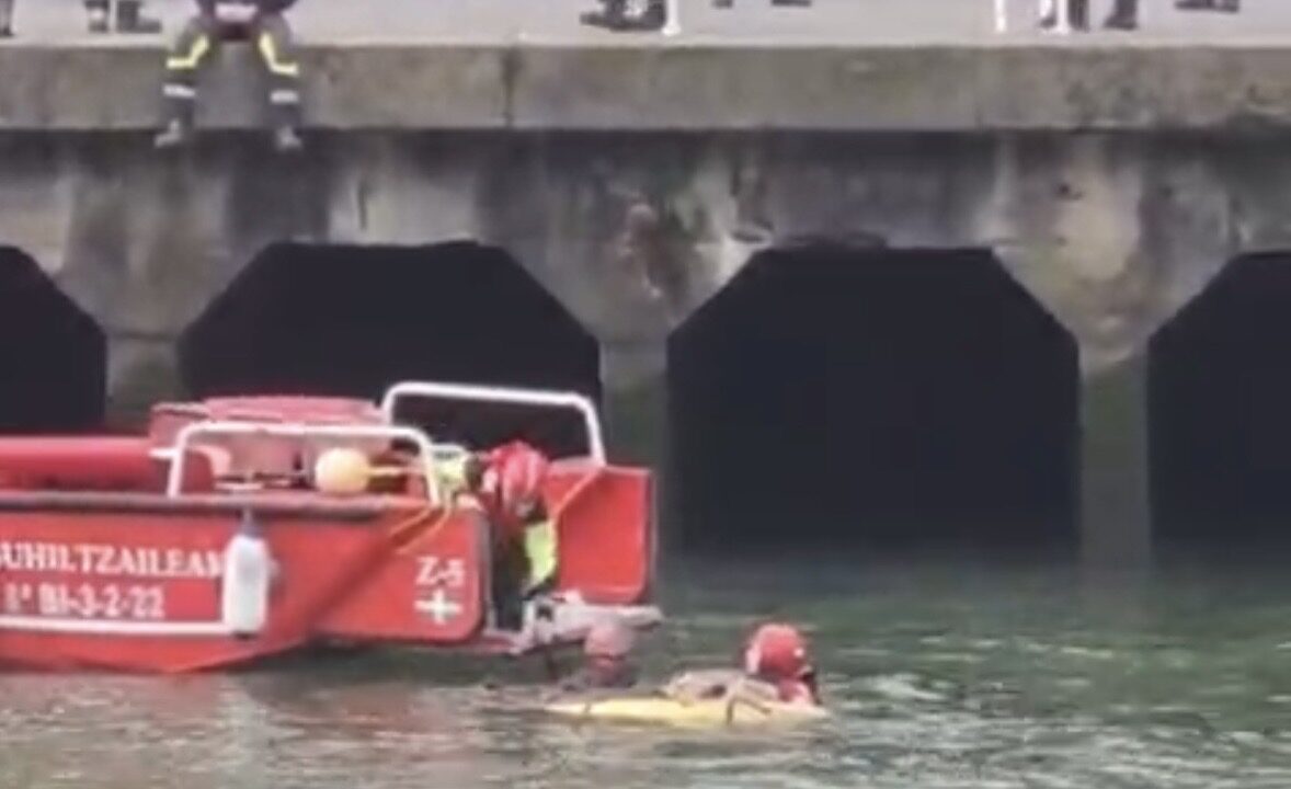 Recuperan un cuerpo flotando en la ría frente al Ayuntamiento de Bilbao