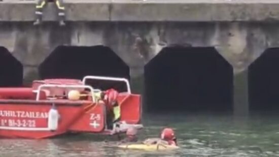 Recuperan un cuerpo flotando en la ría frente al Ayuntamiento de Bilbao