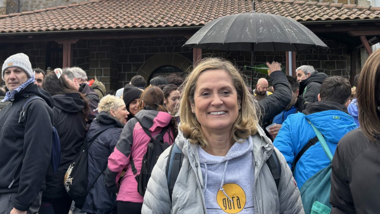 Amaia del Campo se suma a la tradición: la subida a Santa Águeda que define al Barakaldo de toda la vida