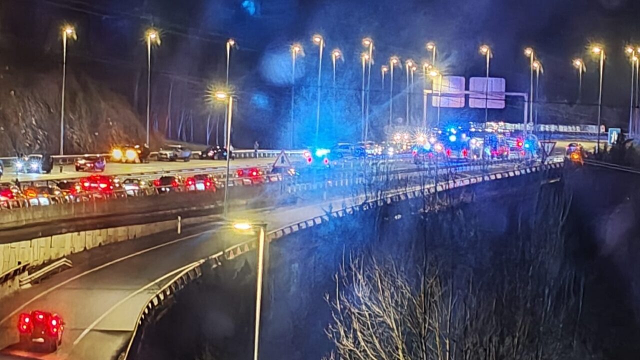 Un vehículo transportado en un remolque se suelta y provoca un grave accidente en Alonsotegi