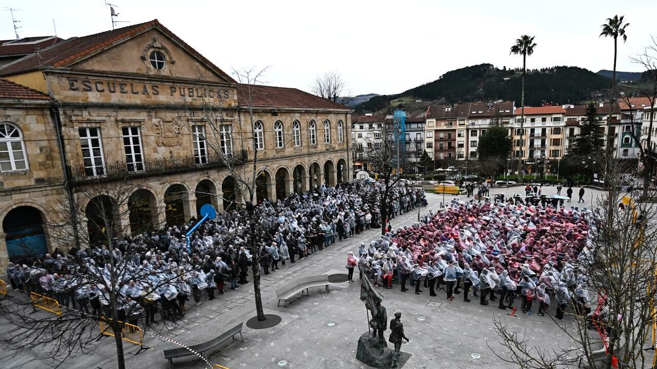 Más de mil personas forman un mosaico humano en Urdaibai para celebrar el ‘Adiós Guggenheim’