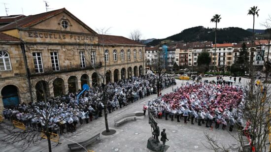 Más de mil personas forman un mosaico humano en Urdaibai para celebrar el ‘Adiós Guggenheim’