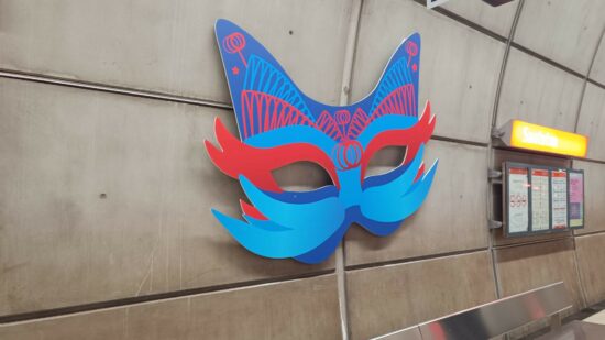 Metro Bilbao refuerza el servicio nocturno y decora estaciones por los carnavales de Bizkaia