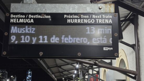 La huelga de Renfe en Euskadi mantiene la incertidumbre en Cercanías y empuja a muchos usuarios al coche