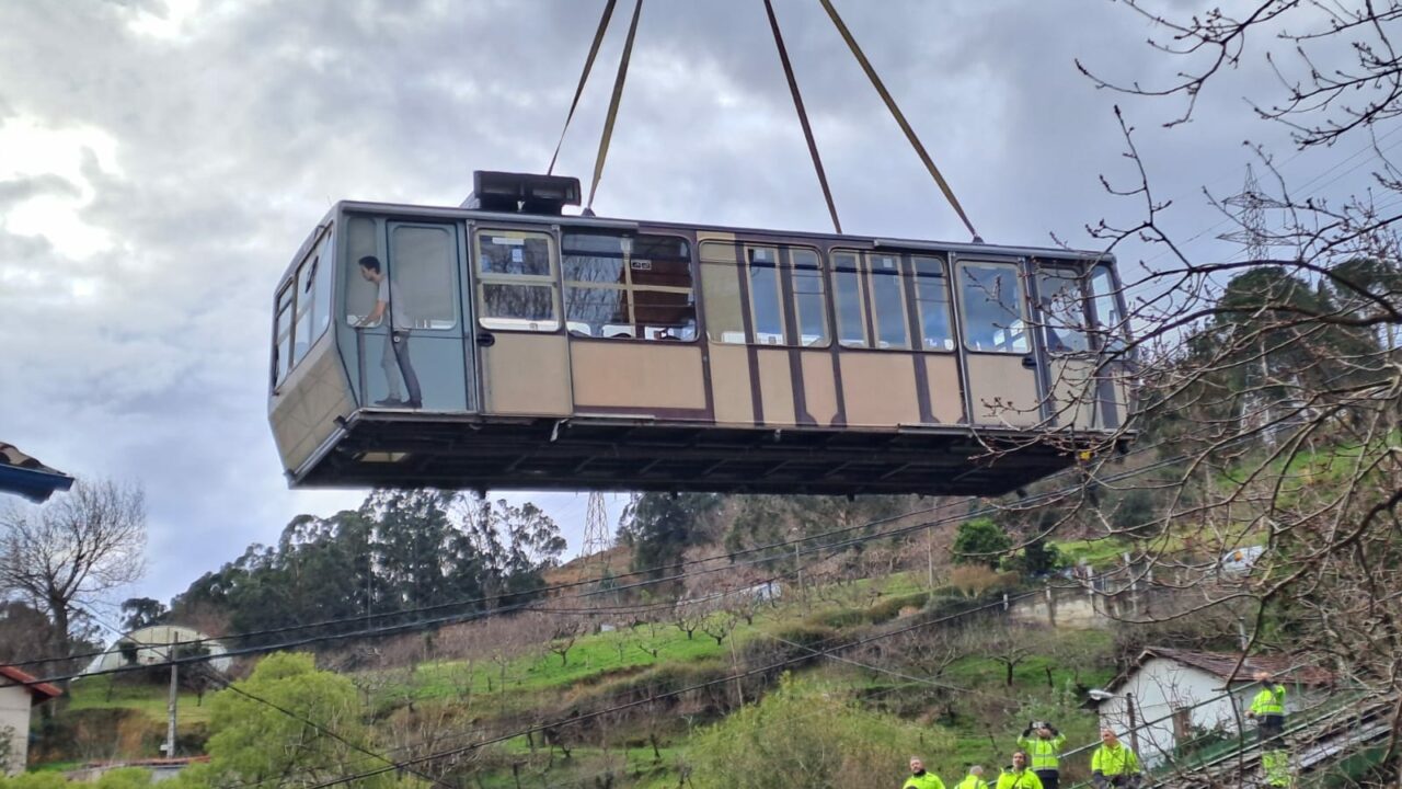 Espectacular operación para restaurar el vagón del centenario funicular de La Reineta