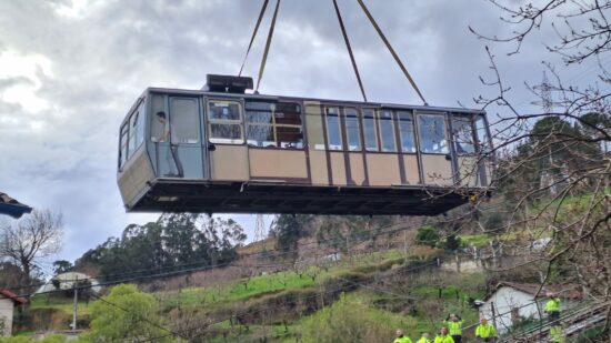 Espectacular operación para restaurar el vagón del centenario funicular de La Reineta