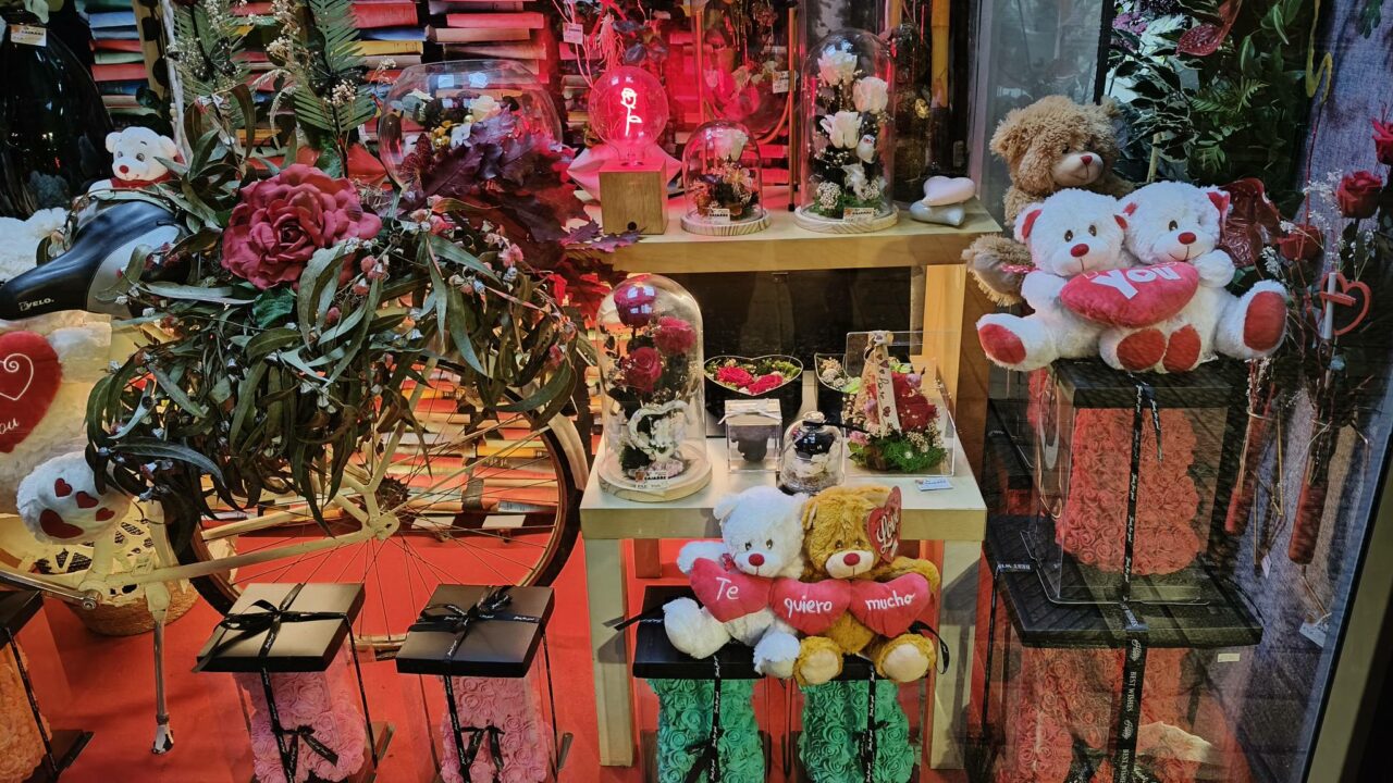Las rosas arrasan en San Valentín, así se prepara la Floristería Gaiarre