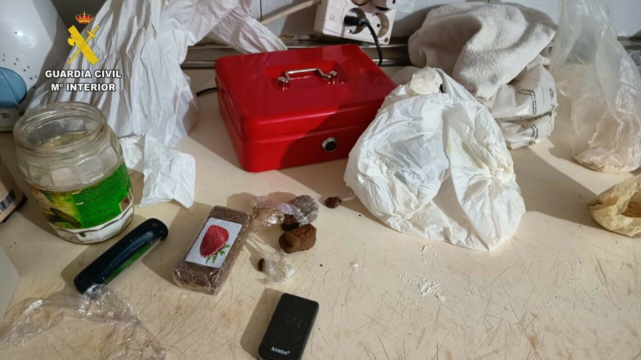 La Guardia Civil detiene en Portugalete al encargado de un bar por ocultar 134 gramos de resina de hachís