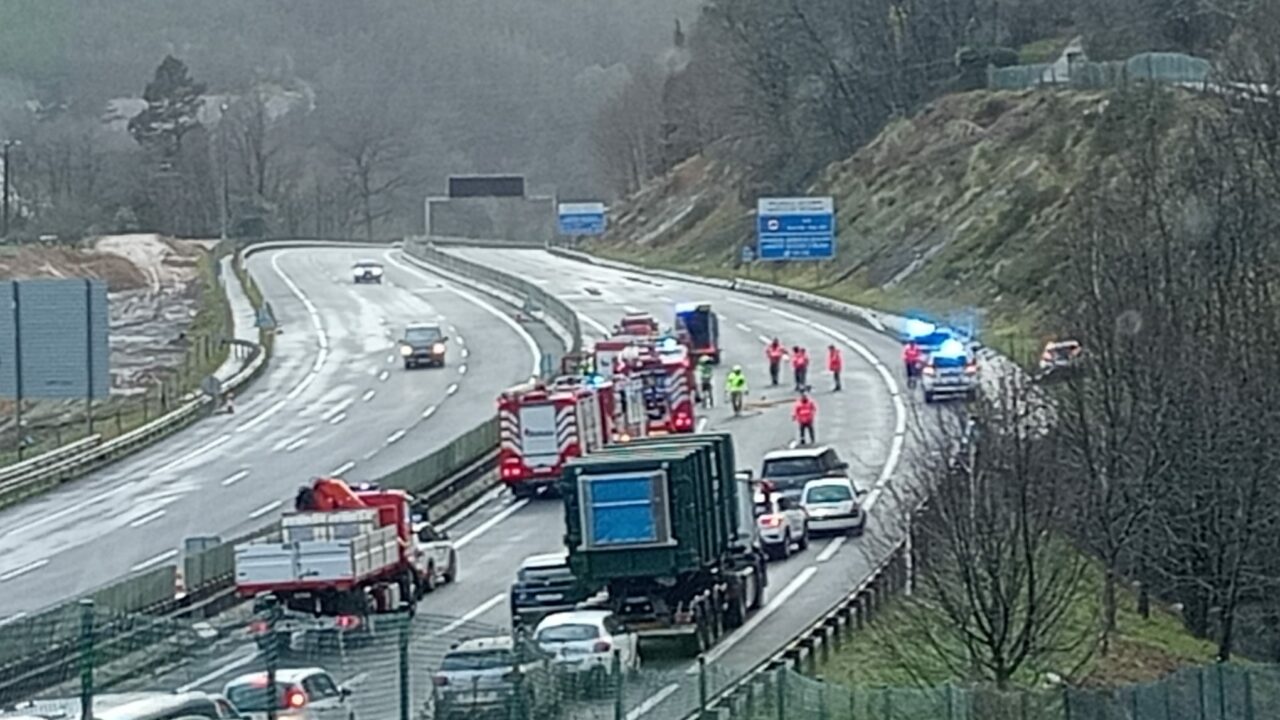 Cortada la  AP-8 en Galdakao tras una colisión entre dos vehículos