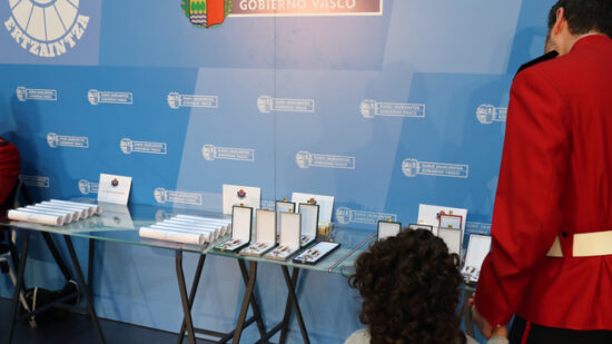 La ertzaina que salvó la vida de un hombre en Barakaldo recibe la medalla al mérito en emergencias