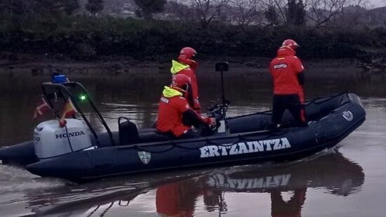 Un sospechoso se lanza al Bidasoa y desaparece tras un robo con fuerza: amplio operativo de búsqueda en Irun
