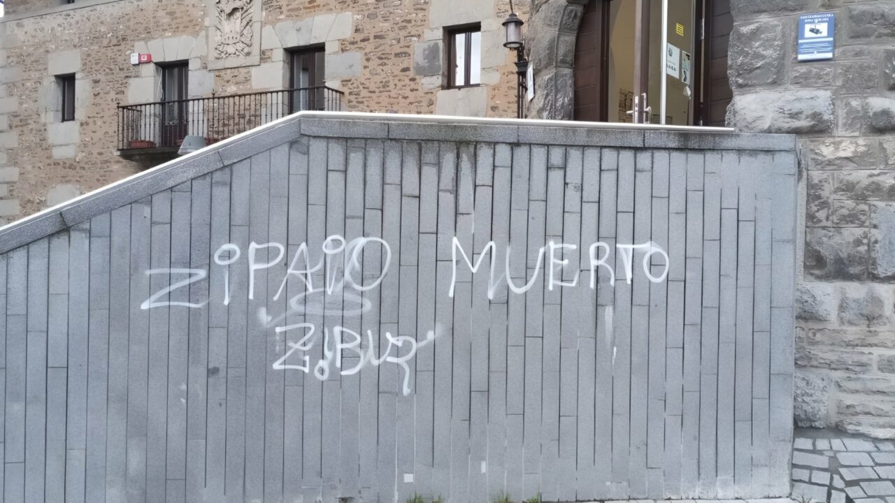 Aparecen nuevas pintadas contra la Ertzaintza en Amurrio