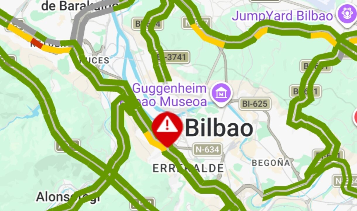 Un accidente entre dos coches corta un carril en los accesos por San Mamés