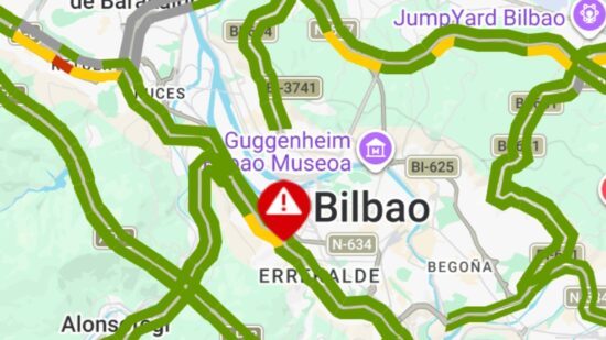 Un accidente entre dos coches corta un carril en los accesos por San Mamés