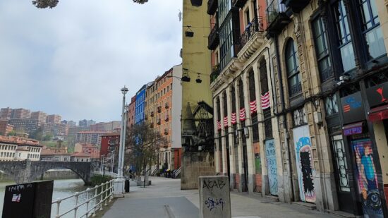 La queja de un hostelero del Muelle Martzana: «En vez de sancionar, la Policía debería arreglar el problema»