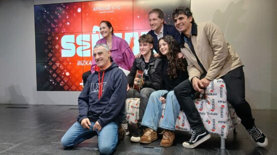 La Diputación presenta junto a Alex Sardui la nueva edición de Señeak Bizkaia Rock Kanpusa