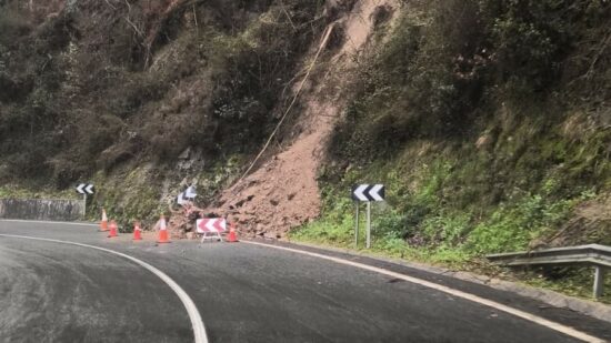 Un desprendimiento obliga a regular con semáforos el alto de Bakio y provoca retenciones a primera hora