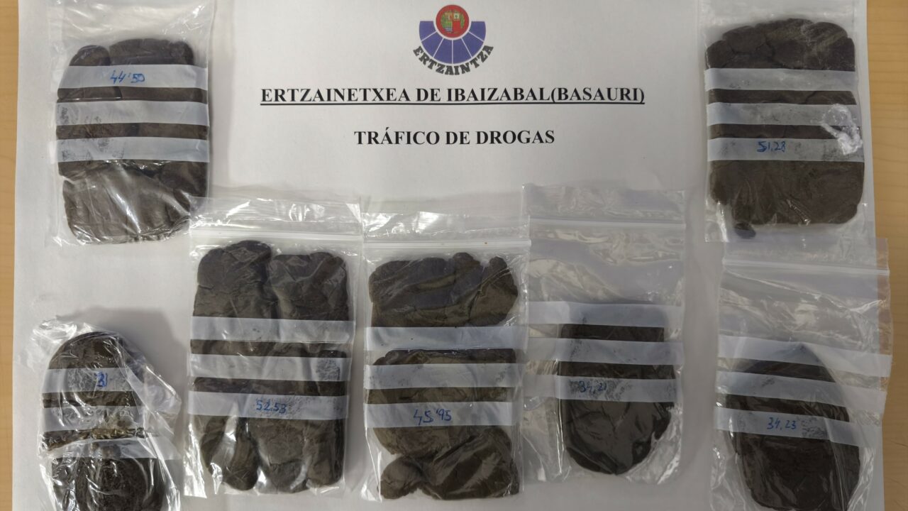 300 gramos de hachís ocultos en un abrigo: pillada intentando meter droga en la cárcel de Basauri