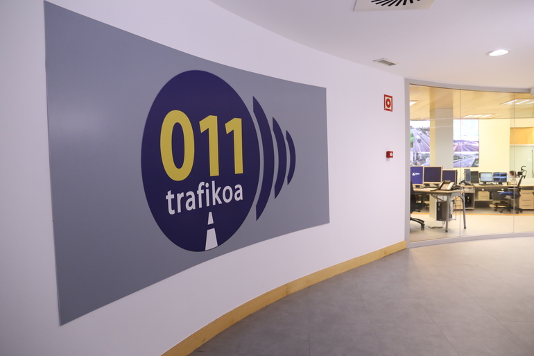 Multa de 80 euros por no usar la baliza V16: la Ertzaintza empieza a sancionar desde esta semana