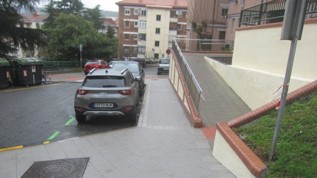 Nueva rampa en el Grupo Artazubekoa de Bilbao: así mejora el acceso peatonal en el barrio de Larraskitu