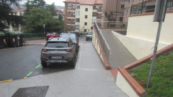 Nueva rampa en el Grupo Artazubekoa de Bilbao: así mejora el acceso peatonal en el barrio de Larraskitu