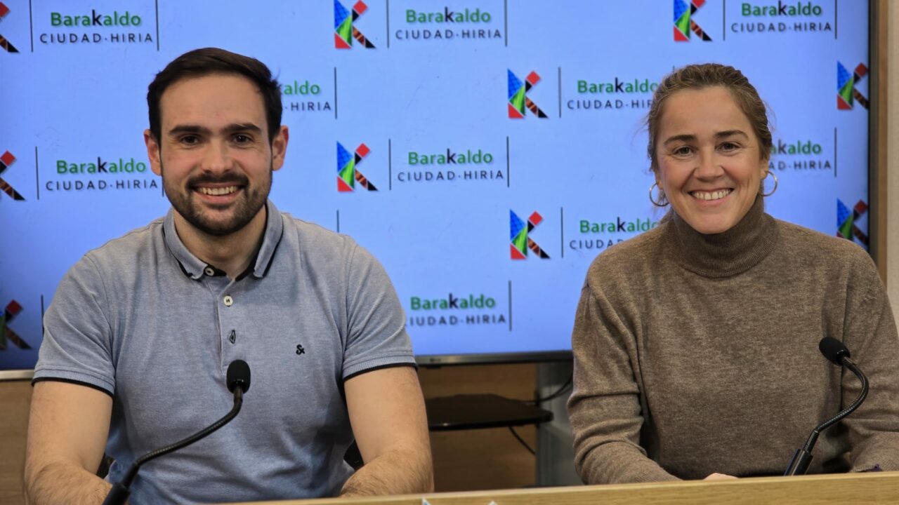 Barakaldo rinde homenaje a Julián Larrea con una escultura en Gorostiza