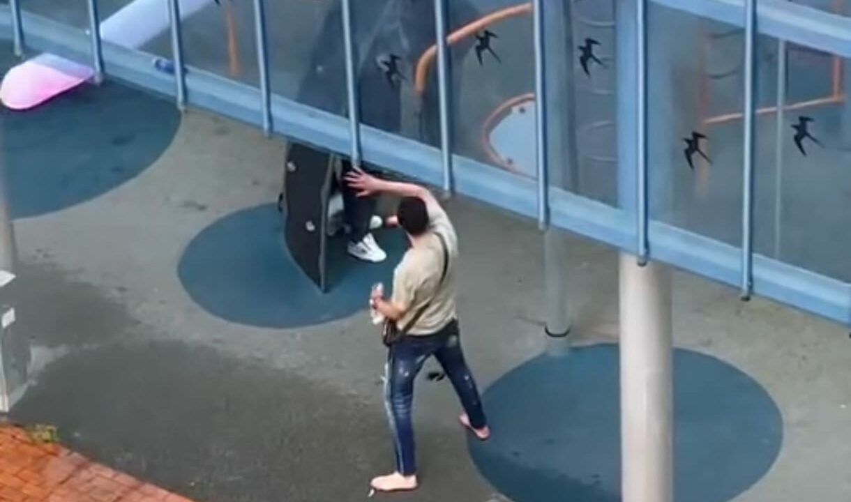 Un hombre drogado genera momentos de tensión en un parque infantil de Ametzola