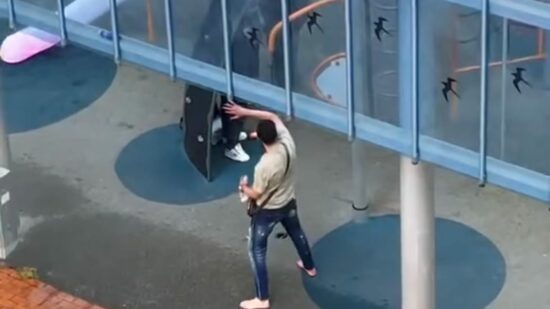 Un hombre drogado genera momentos de tensión en un parque infantil de Ametzola