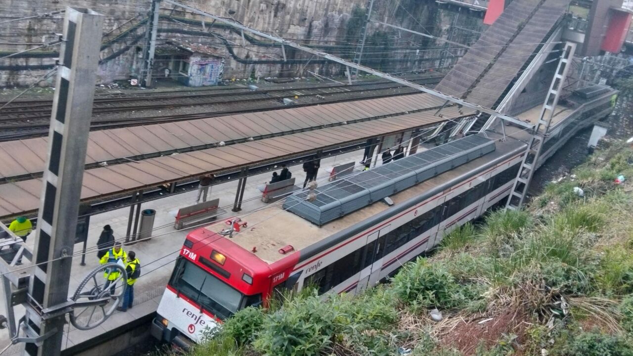 Este es el tren de Renfe que se ha salido de su eje en Bilbao