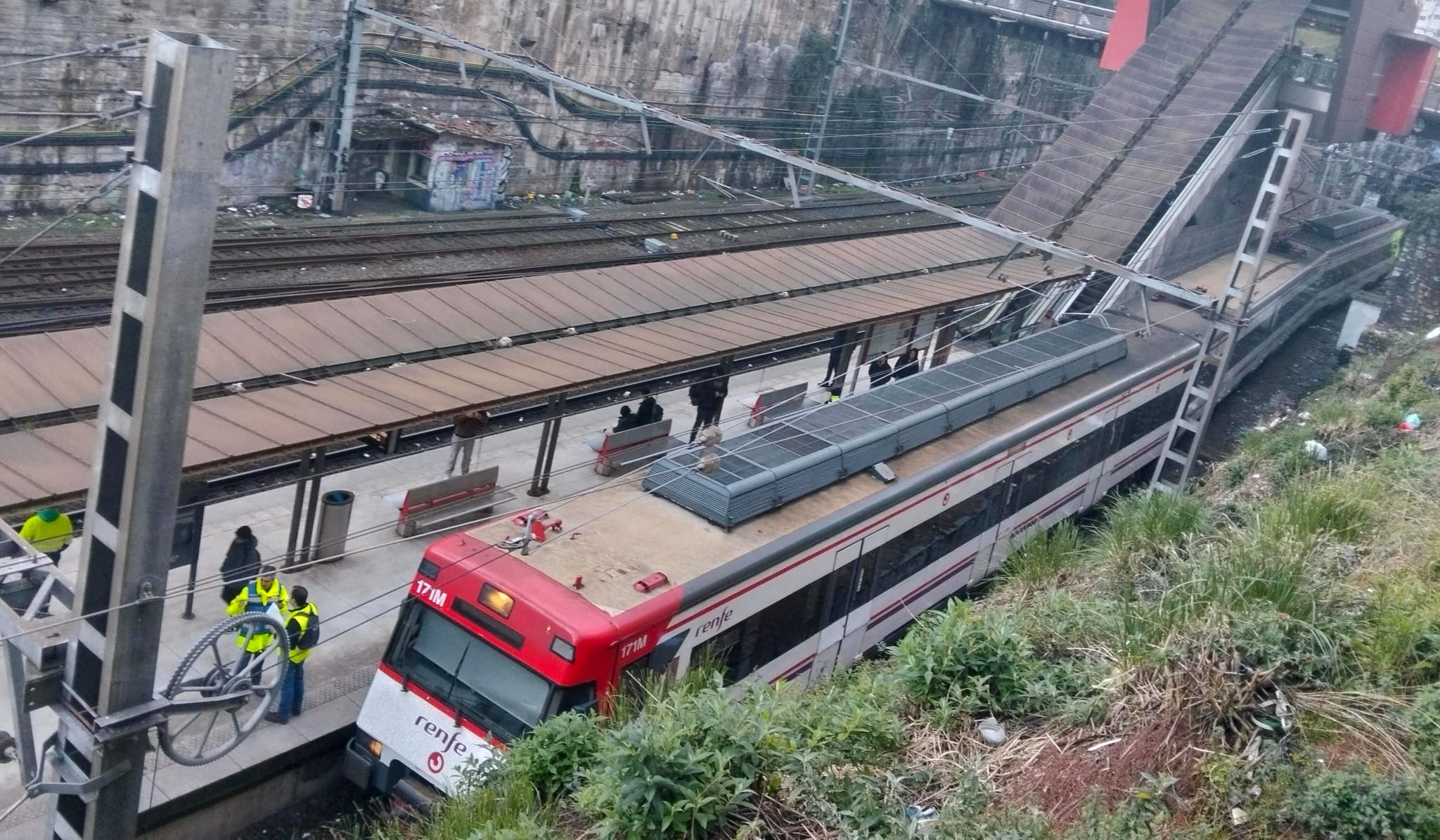 Este es el tren de Renfe que se ha salido de su eje en Bilbao | Radio ...