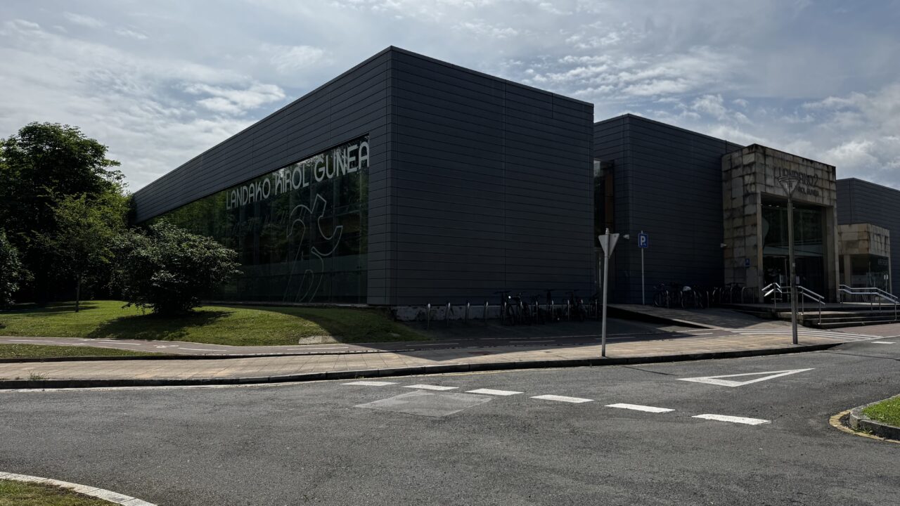 Durango regula el uso del vestuario mixto de Landako tras las quejas de las familias