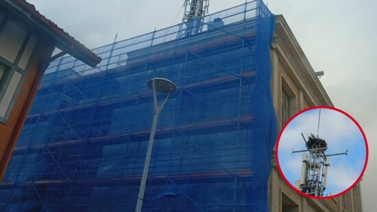 El andamio de Gorliz que pone en peligro un nido de cigüeñas