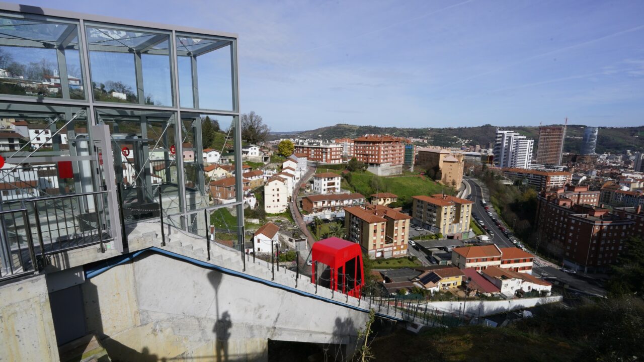 Los vecinos y vecinas de este barrio de Bilbao mejoran su calidad de vida con este nuevo ascensor inclinado