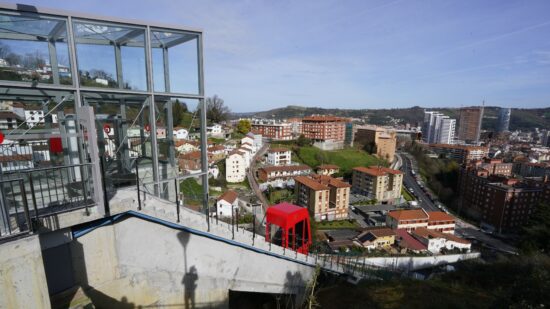 Los vecinos y vecinas de este barrio de Bilbao mejoran su calidad de vida con este nuevo ascensor inclinado