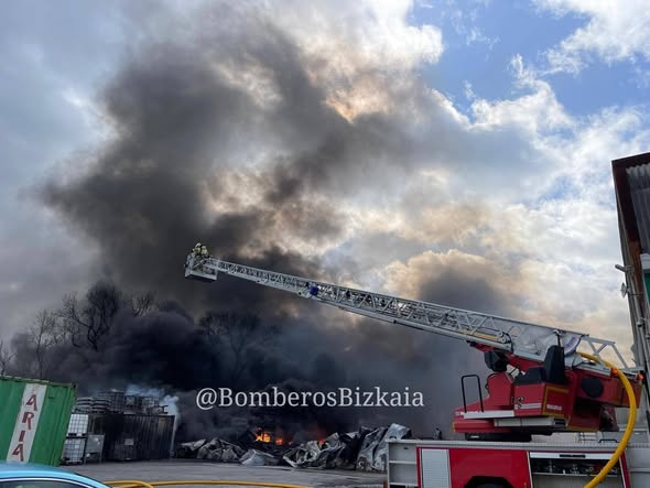 Se desata un incendio de grandes dimensiones en una empresa de caucho en Sopuerta