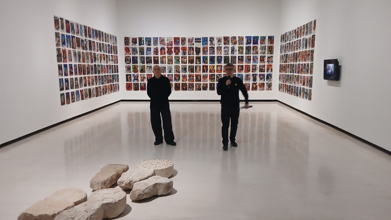 La exposición Anónima, del artista navarro Txuspo Poyo, estará en Alhóndiga Bilbao hasta el 17 de mayo