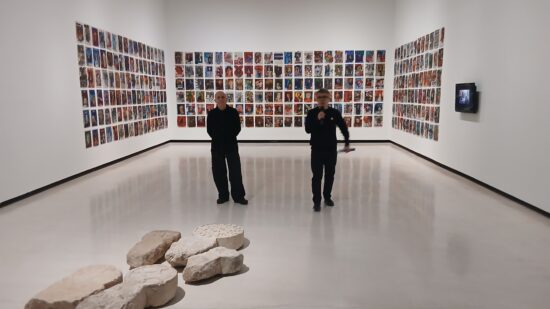 La exposición Anónima, del artista navarro Txuspo Poyo, estará en Alhóndiga Bilbao hasta el 17 de mayo