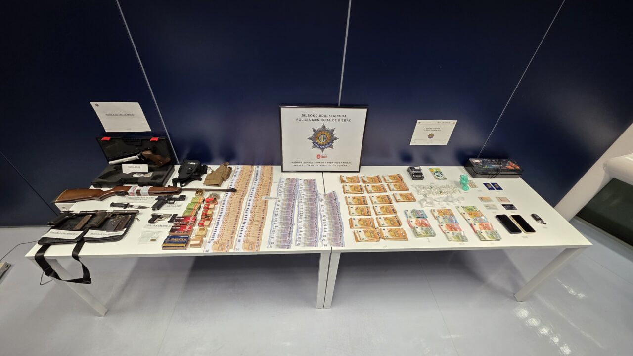Cocaína, armas listas para disparar y lingotes de oro: la Policía desarticula un punto de venta de droga en Otxarkoaga
