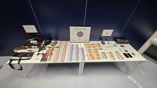 Cocaína, armas listas para disparar y lingotes de oro: la Policía desarticula un punto de venta de droga en Otxarkoaga