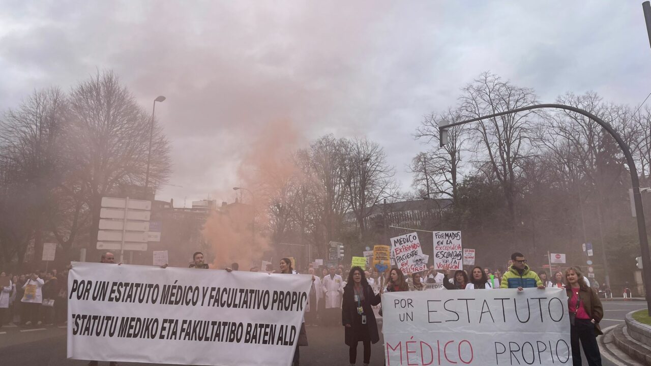 Nueva jornada de huelga en Bilbao: Centenares de médicos se concentran para exigir un Estatuto Propio