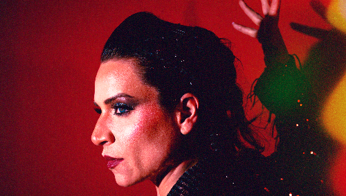 Alas Glow irrumpe con “Jo Ta Ke”, un grito electrónico de identidad y fuerza sin pedir permiso