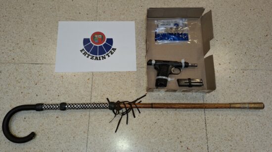 Interceptados en Trapaga con una pistola y munición escondidas entre ropa dentro del coche